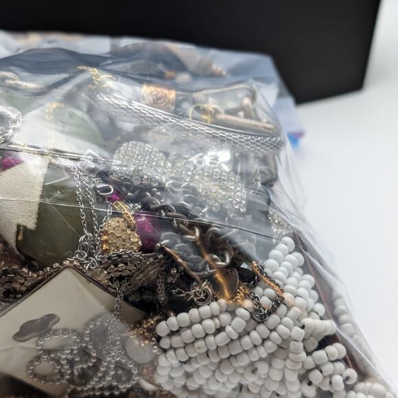 Jewelry Lot Vida Repurpose Bag Over 4 Pounds Beads & Possible Wearable Pieces - Picture 9 of 12